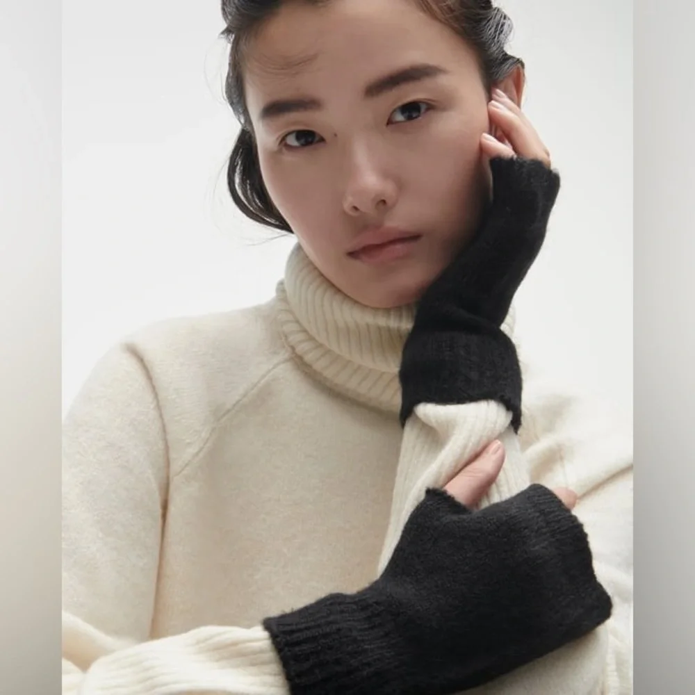 NWT. Zara Black Ribbed Knit Mittens.